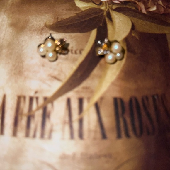 Avon Vintage gold plated earrings with pearl clusters like a grape design - Picture 2 of 13